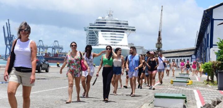 Mais de 700 mil turistas visitam Salvador em abril e movimentam R$ 1,6 bilhão na economia