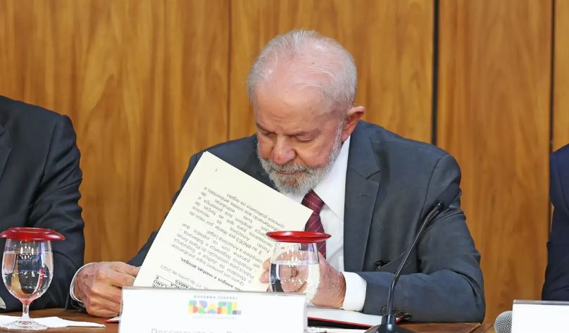 Lula veta lei que reconhece estágio como experiência profissional