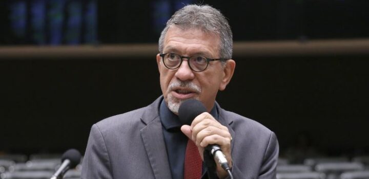 “Flávio ‘Master’ tem que se explicar”, dispara Afonso Florence sobre novo escândalo da família Bolsonaro