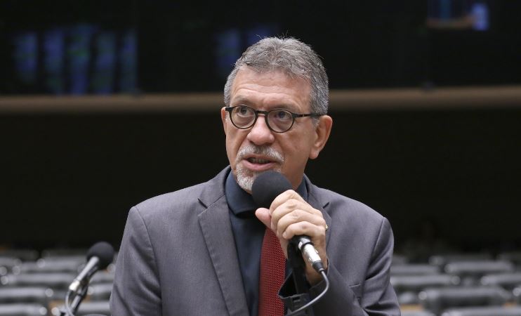 “Flávio ‘Master’ tem que se explicar”, dispara Afonso Florence sobre novo escândalo da família Bolsonaro
