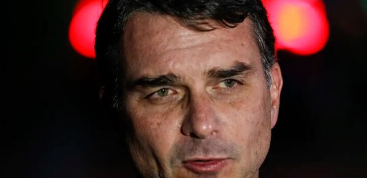 Flávio Bolsonaro admite cobrança a Vorcaro, mas nega crime