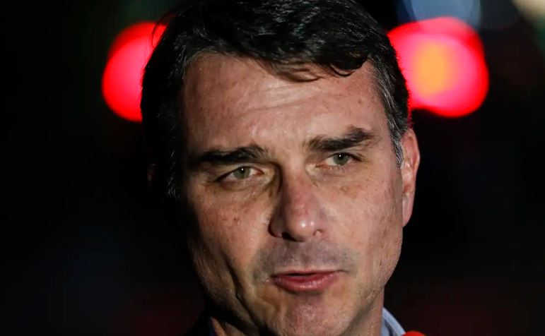 Flávio Bolsonaro admite cobrança a Vorcaro, mas nega crime