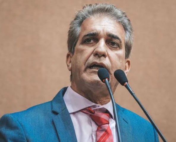 Robinson diz que ACM Neto precisa explicar “batom do Master na cueca”