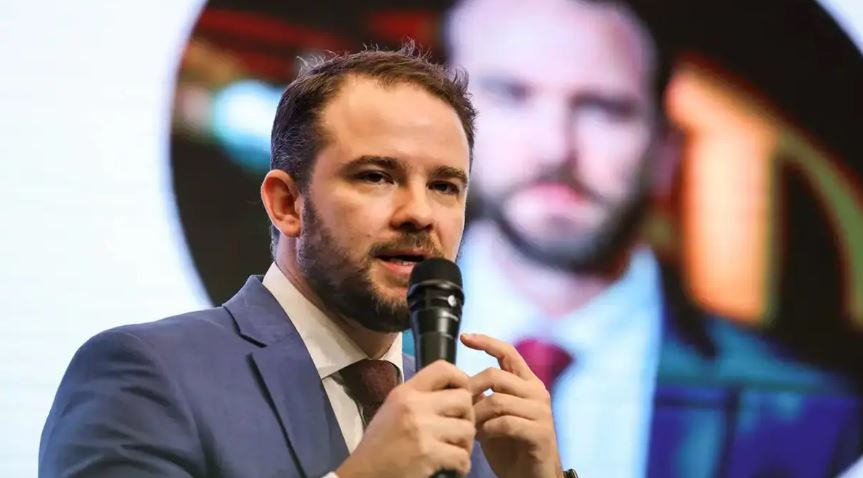 Ministro da Fazenda cumpre agenda em Paris com foco em inteligência artificial, energia e cooperação econômica