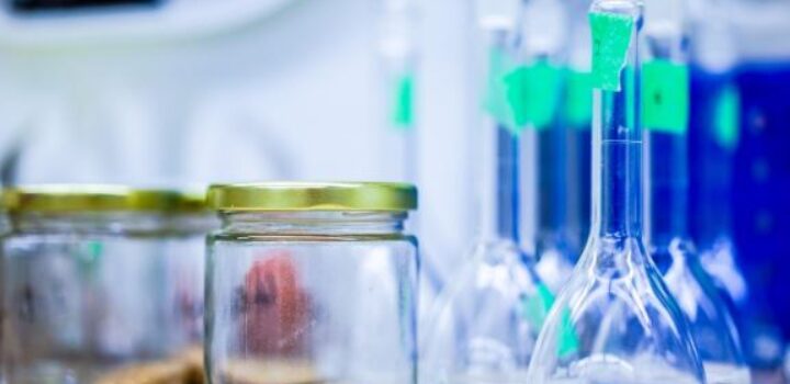 Produção sobe quase 23% em três meses e indústria química dá sinais de recuperação no início de 2026