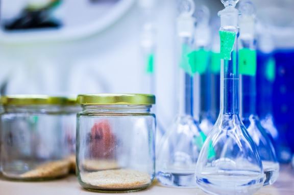 Produção sobe quase 23% em três meses e indústria química dá sinais de recuperação no início de 2026