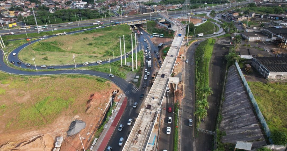 Obras do VLT avançam e alteram tráfego na BR-324 para lançamento de vigas