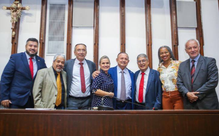 Presidente da ALBA comemora a aprovação de projetos de lei que beneficiam servidores públicos estaduais