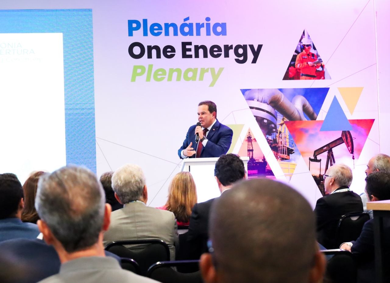 Geraldinho destaca liderança da Bahia na nova economia energética durante abertura do Bahia Oil & Gas Energy 2026