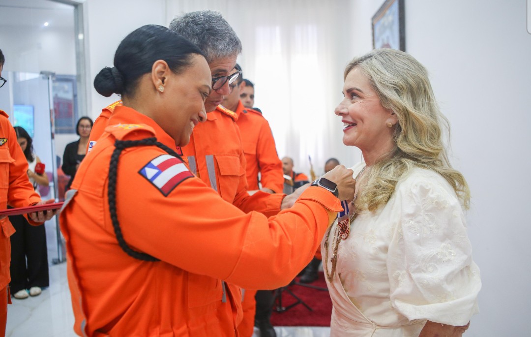 “Há honrarias que tocam o peito. Esta toca a alma”: presidente da ALBA recebe a mais alta honraria do Corpo de Bombeiros Militar da Bahia<br>