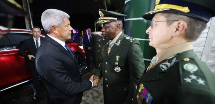 Governador acompanha passagem de comando da 6ª Região Militar na capital baiana