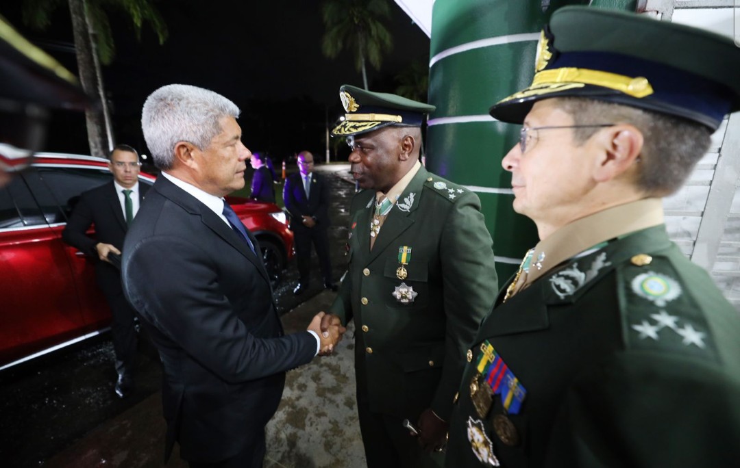 Governador acompanha passagem de comando da 6ª Região Militar na capital baiana