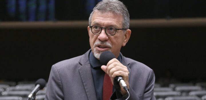 Título a Flávio Bolsonaro escancara apoio de ACM Neto ao bolsonarismo, diz Afonso Florence,