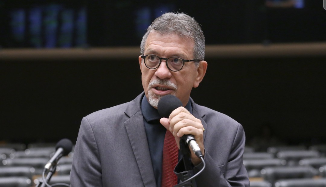 Título a Flávio Bolsonaro escancara apoio de ACM Neto ao bolsonarismo, diz Afonso Florence,