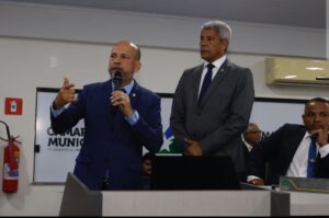 Leia mais sobre o artigo Jerônimo Rodrigues recebe Comenda 12 de Maio e título de cidadão eunapolitano