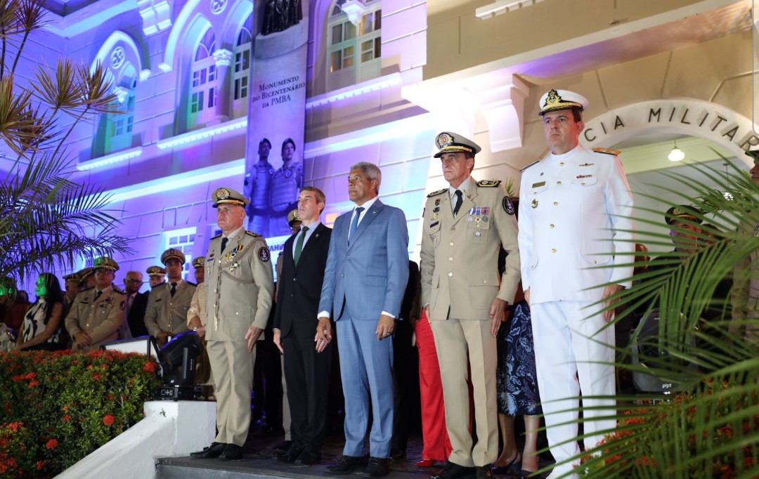 Bicentenário da PMBA é celebrado com homenagens, medalhas e monumento histórico em Salvador