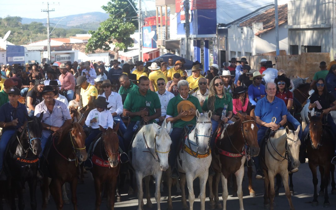 Entrega de equipamentos agrícolas fortalece o desenvolvimento rural de Boa Vista do Tupim