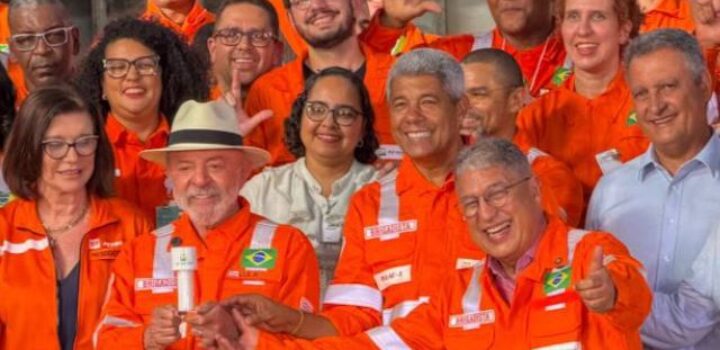 Líder do governo compara ação de Flávio ao roteiro fracassado de ACM Neto