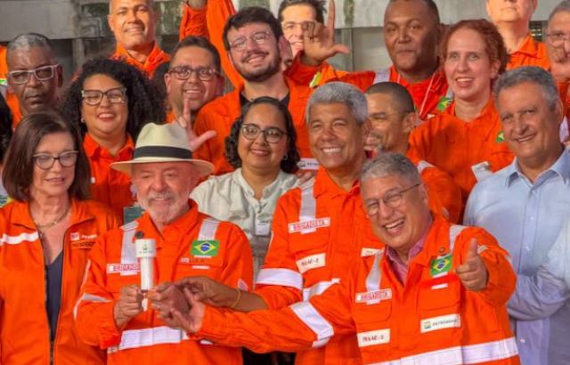 Líder do governo compara ação de Flávio ao roteiro fracassado de ACM Neto