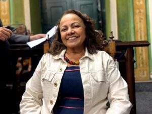 Leia mais sobre o artigo “Abandonou a saúde de Salvador e finge ter capacidade para fazer algo pelo estado”, dispara Aladilce sobre ACM Neto