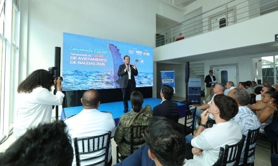 Bahia lança temporada 2026 de observação de baleias-jubarte com capacitação para profissionais do turismo