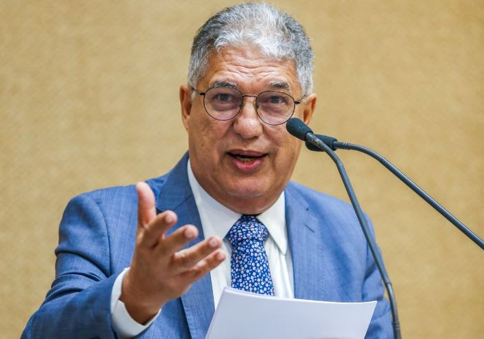 Líder do governo diz que ACM Neto quer humilhar a inteligência do eleitor com pesquisa