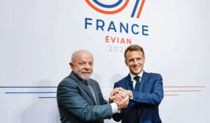 Leia mais sobre o artigo Lula tem encontros com presidentes da França e da Suíça