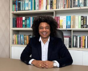 Leia mais sobre o artigo “É irônico um candidato que quer ser negro apoiar quem faz fala racista”, diz Professor Marinho