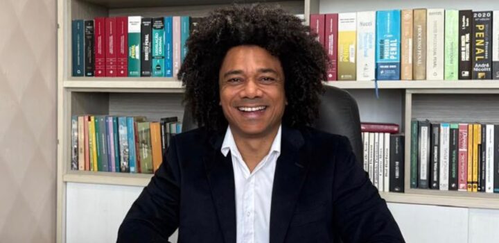 “É irônico um candidato que quer ser negro apoiar quem faz fala racista”, diz Professor Marinho