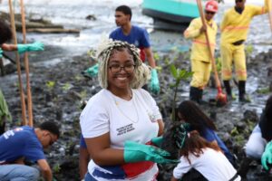 Leia mais sobre o artigo Estudantes da rede estadual plantam 3 mil mudas de mangue em trecho do VLT no Subúrbio Ferroviário