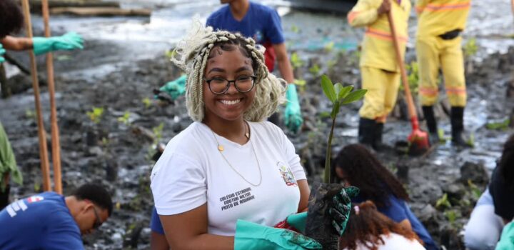 Estudantes da rede estadual plantam 3 mil mudas de mangue em trecho do VLT no Subúrbio Ferroviário