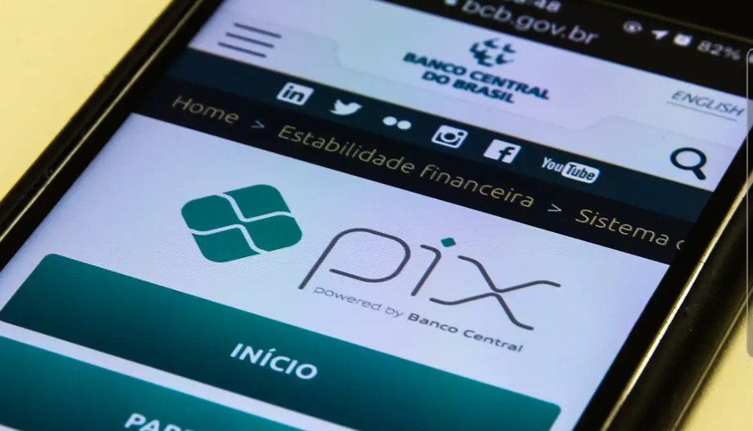 Pix reduziu uso de dinheiro em espécie para 61% dos brasileiros, revela Serasa