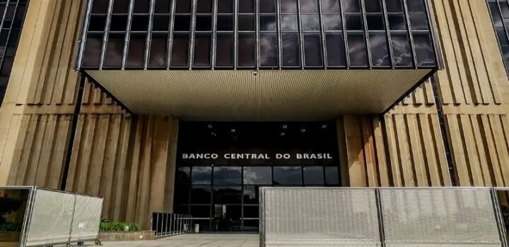 BC aponta desaceleração da inflação, mas mantém alerta sobre riscos