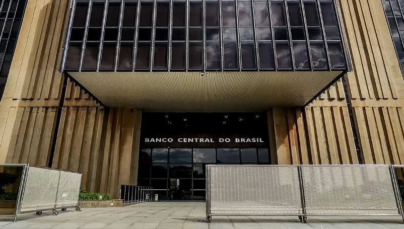BC aponta desaceleração da inflação, mas mantém alerta sobre riscos