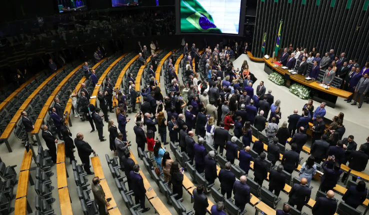 Congresso deve decidir sobre “taxa das blusinhas” nesta segunda