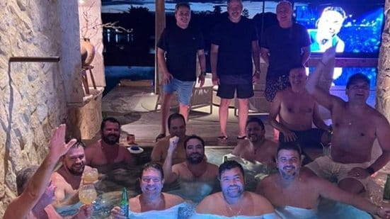 Foto de apoiadores de ACM com investigado por fraudes no INSS prejudica ex-prefeito no debate da Band, avaliam analistas