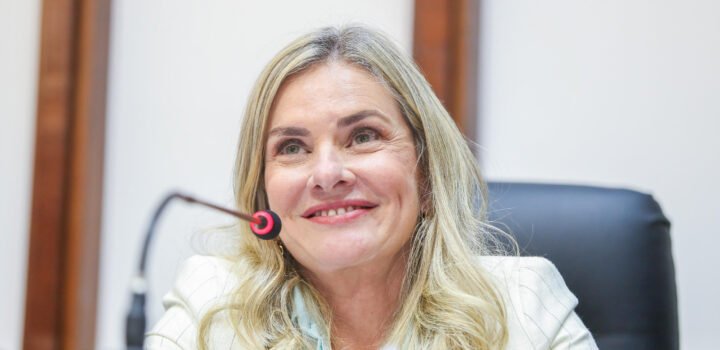 Ivana Bastos comemora crescimento do emprego formal no país