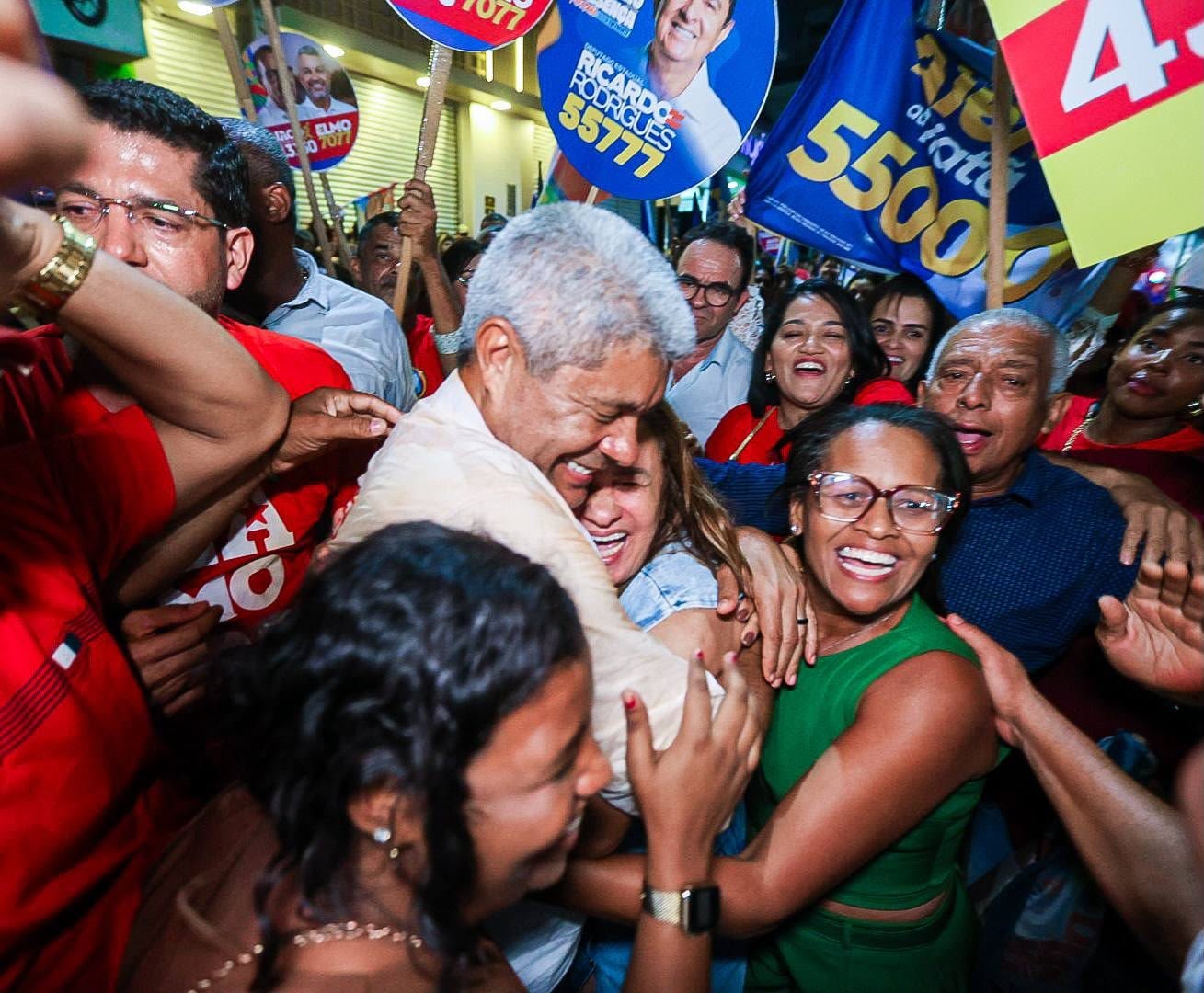 Chapa de Jerônimo, Lula, Rui e Wagner começa campanha arrastando multidão no interior