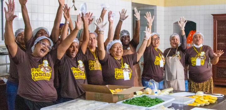 Feijoada solidária de frades franciscanos ajuda a manter acolhimento à população em situação de rua