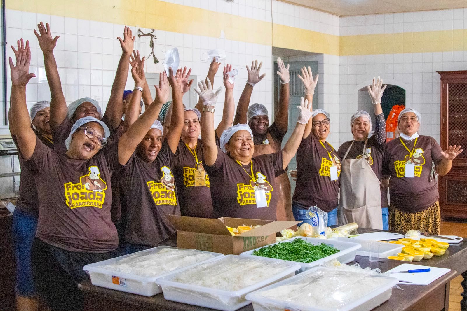 Feijoada solidária de frades franciscanos ajuda a manter acolhimento à população em situação de rua