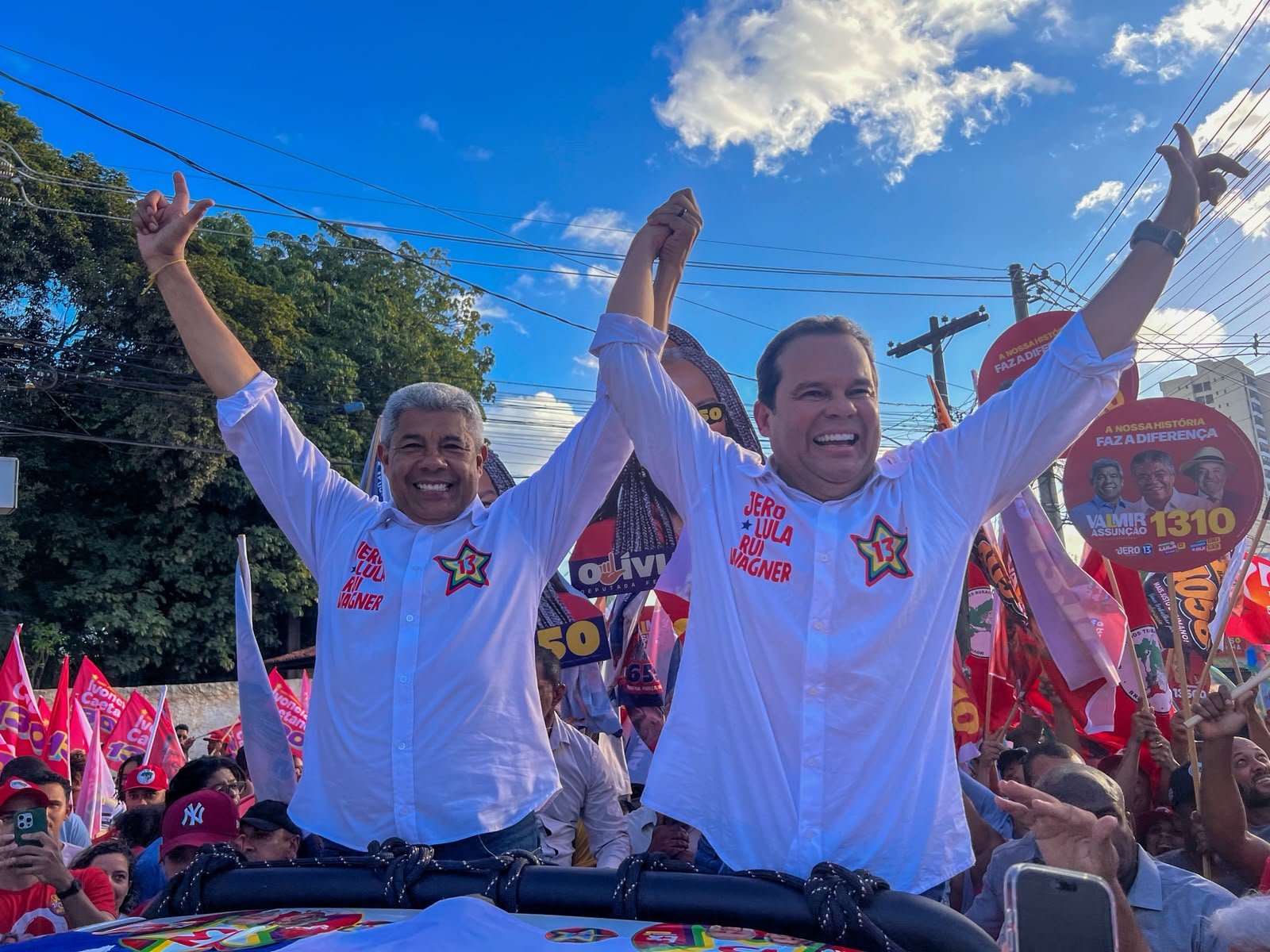 Geraldinho ressalta investimentos históricos do Governo da Bahia durante caminhada no Bairro da Paz