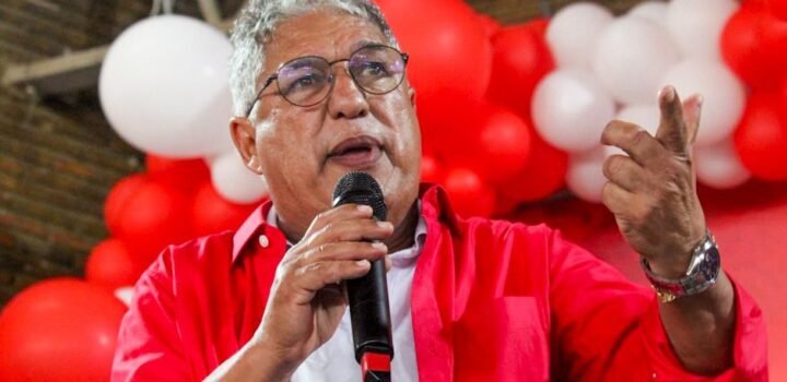 Rosemberg questiona exclusão de Flávio Bolsonaro em estreia de programa de rádio da chapa de ACM Neto