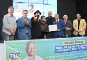 Leia mais sobre o artigo Emoção marca a entrega da Medalha do Mérito Cultural a Paulinho Boca de Cantor