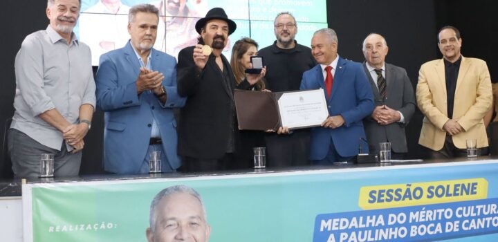 Emoção marca a entrega da Medalha do Mérito Cultural a Paulinho Boca de Cantor