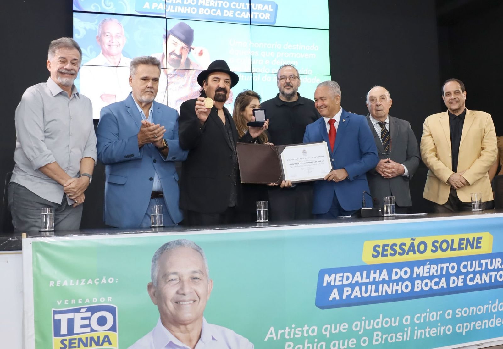 Emoção marca a entrega da Medalha do Mérito Cultural a Paulinho Boca de Cantor
