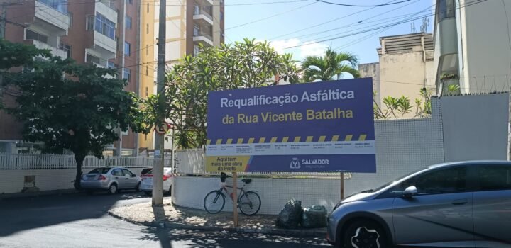 Prefeitura de Salvador instala placas em esquinas e impede ir e vir da população