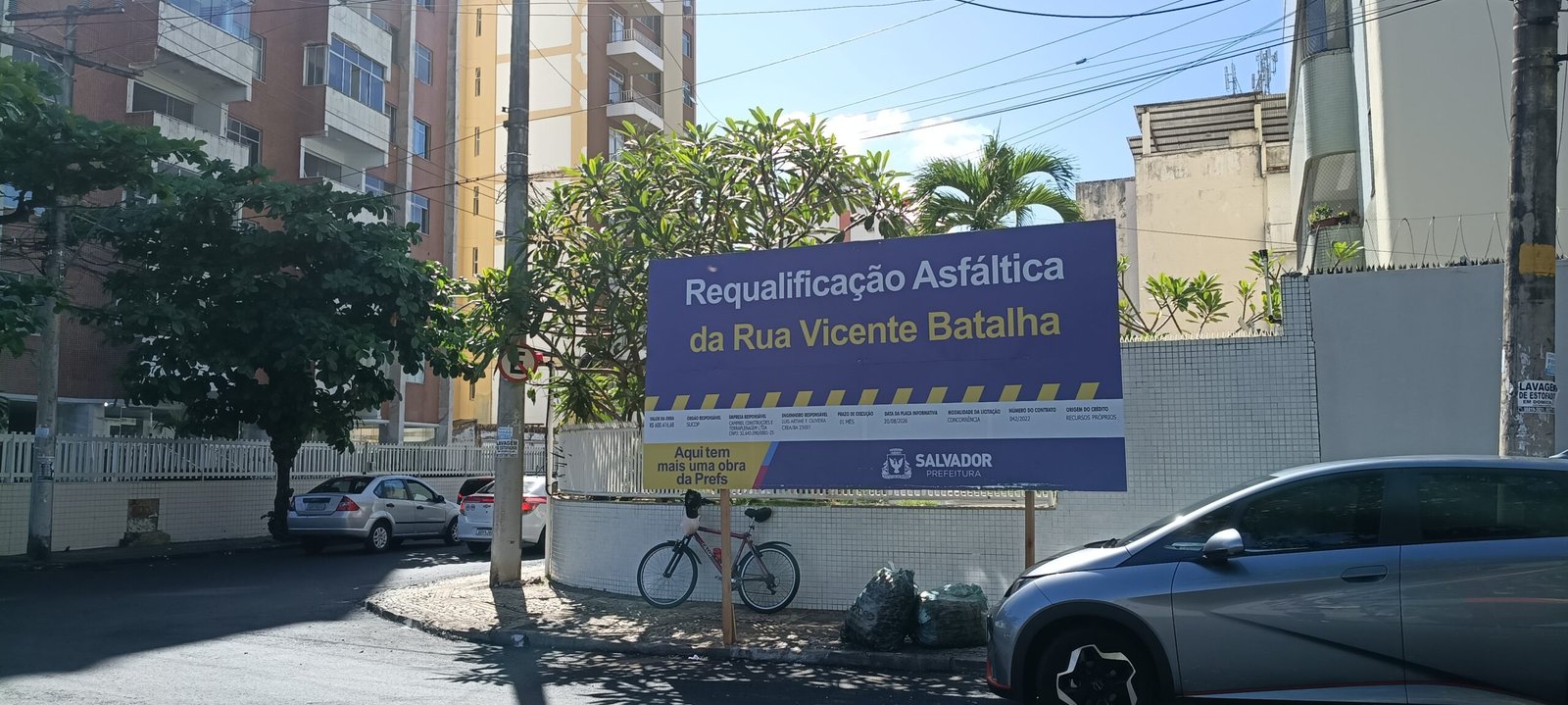 Prefeitura de Salvador instala placas em esquinas e impede ir e vir da população