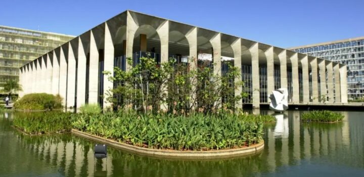 Governo brasileiro emite nota em reação à decisão dos EUA de alterar o visto da embaixadora do Brasil