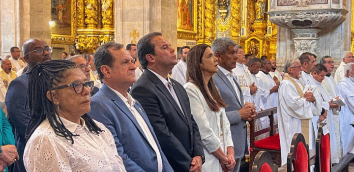 Celebração pelos 25 anos de ministério de Dom Sérgio da Rocha reúne políticos em Salvador