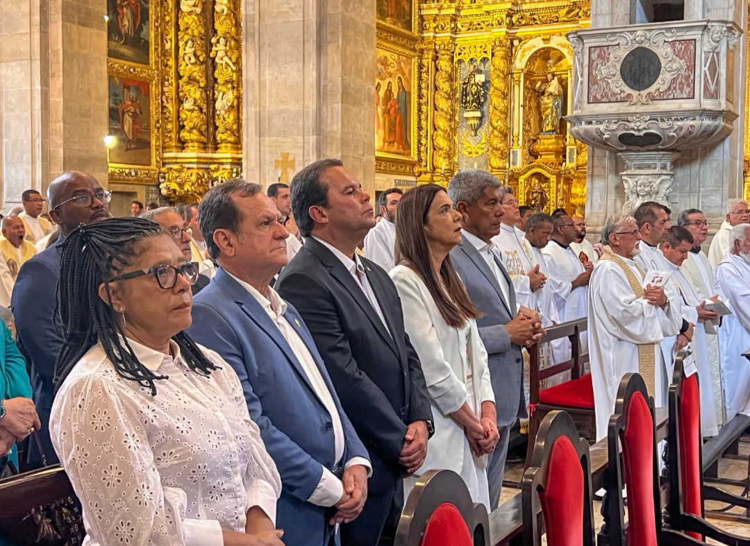 Celebração pelos 25 anos de ministério de Dom Sérgio da Rocha reúne políticos em Salvador